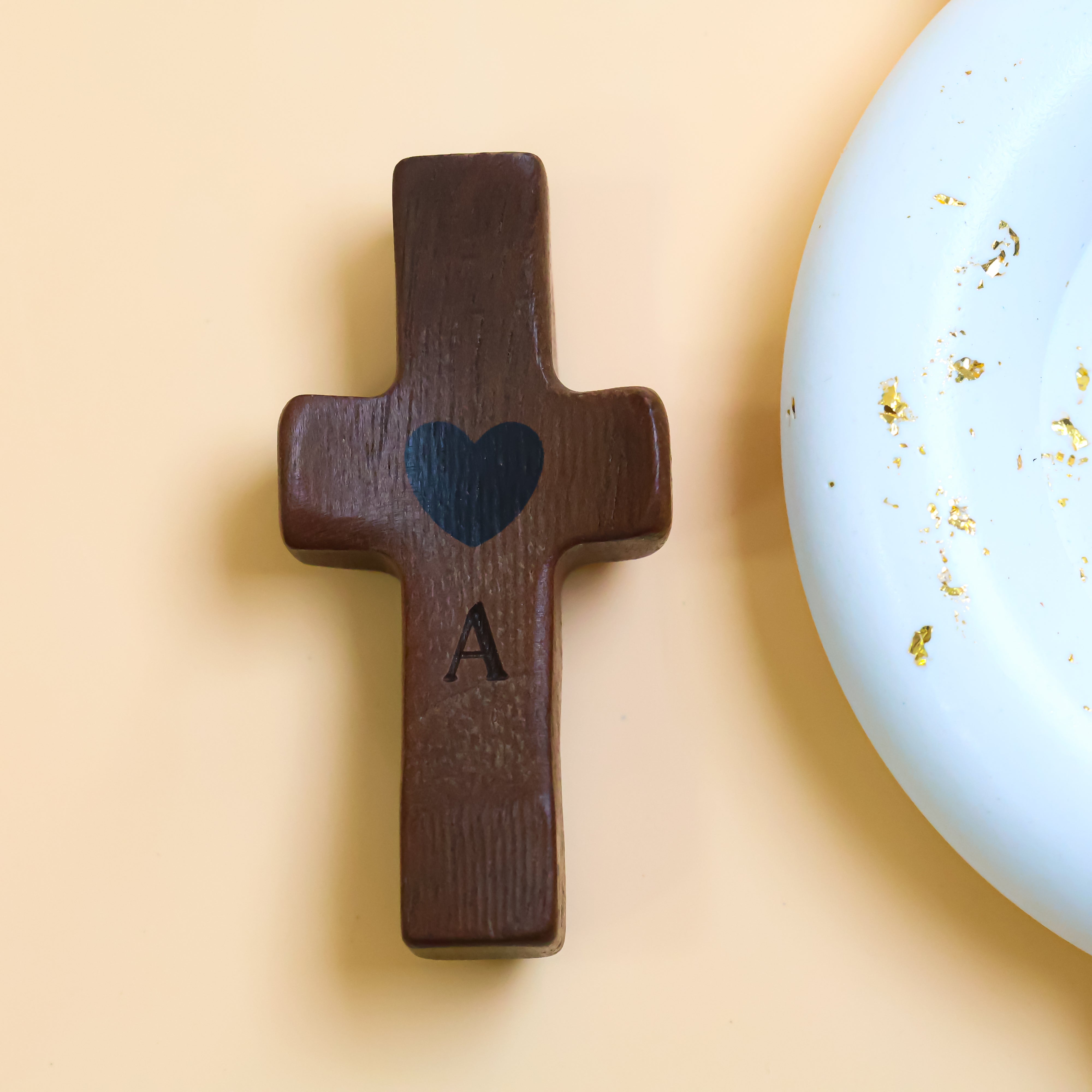 Cruces de Madera Grabadas con su Inicial | Listas para Regalar