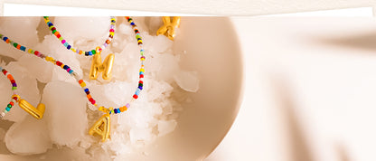 Colgante Inicial multicolor | Baño de Oro 18K y Personalizado Hecho a Mano