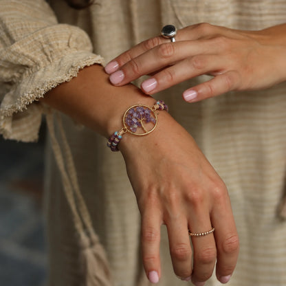 Pulsera VIOLETTA con árbol de la vida de amatista puesta en la muñeca