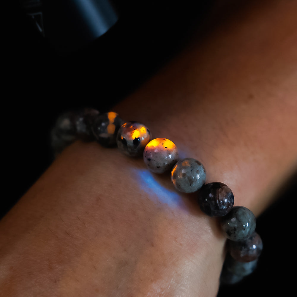 Pulsera Yooperlite | Fluorescencia natural, destaca en tu camino.
