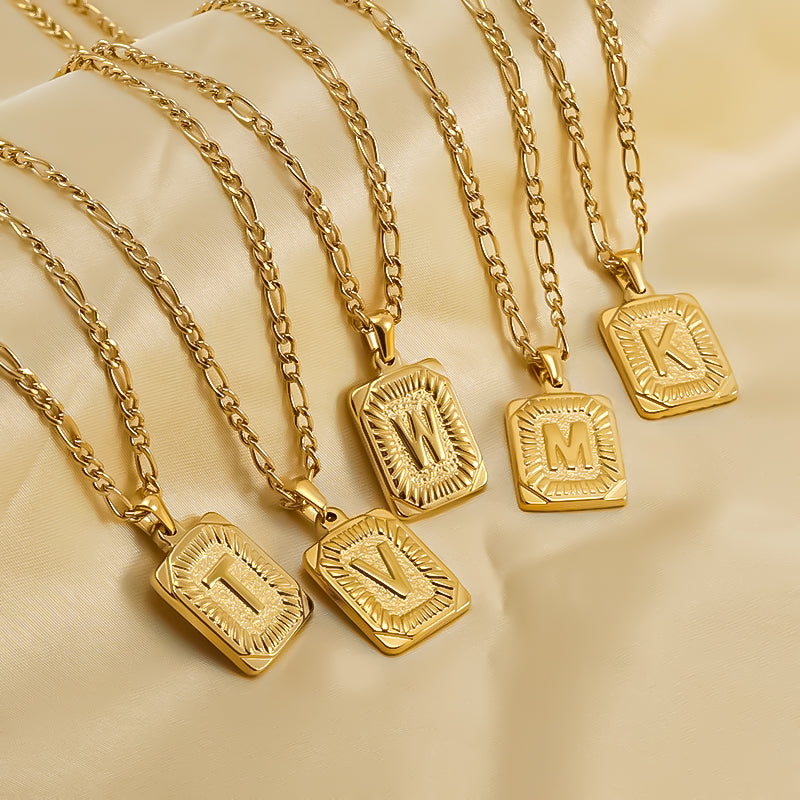 Colgante Rectangular con Inicial Personalizado | Acero Inoxidable con Baño de Oro 18K