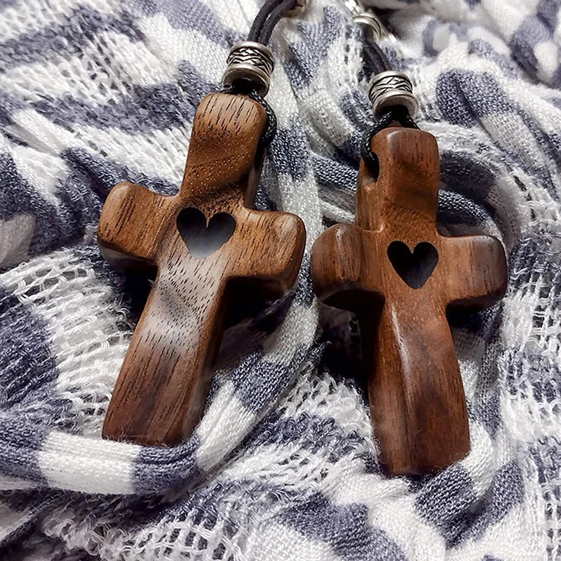 Sets llaveros Cruz de Madera de Nogal con Corazón | Unión con Alma, Detalle con Significado