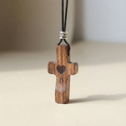 Colgante de Cruz de Madera Grabada a Láser con Nombre y Inicial | Un Símbolo Único y Personal