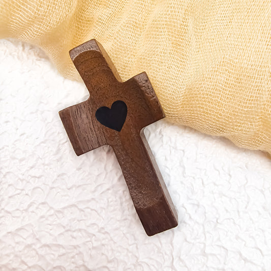 Cruz de Madera con Corazón | Un Símbolo de Fe para Llevar Contigo | Amor y Protección en tu Mano