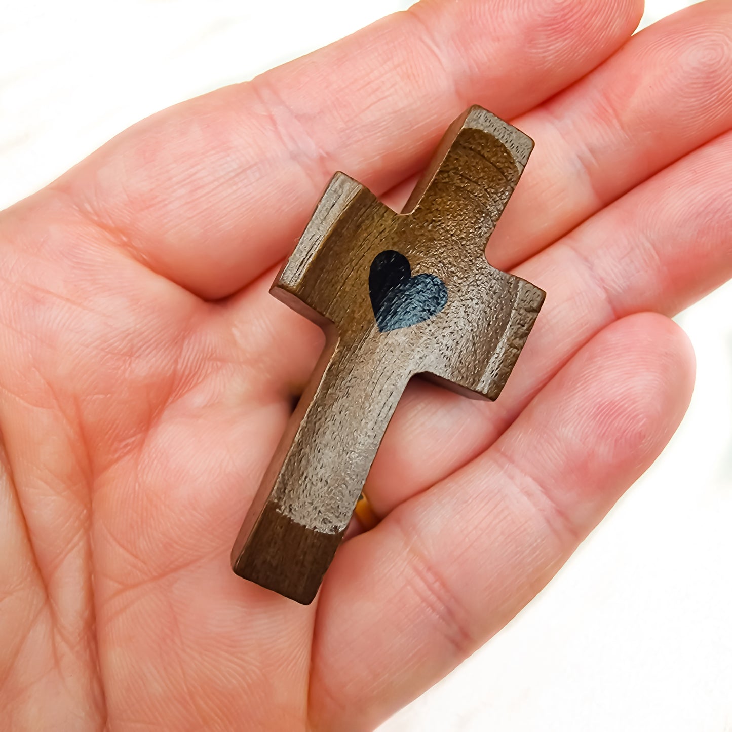 Cruz de Madera con Corazón | Un Símbolo de Fe para Llevar Contigo | Amor y Protección en tu Mano