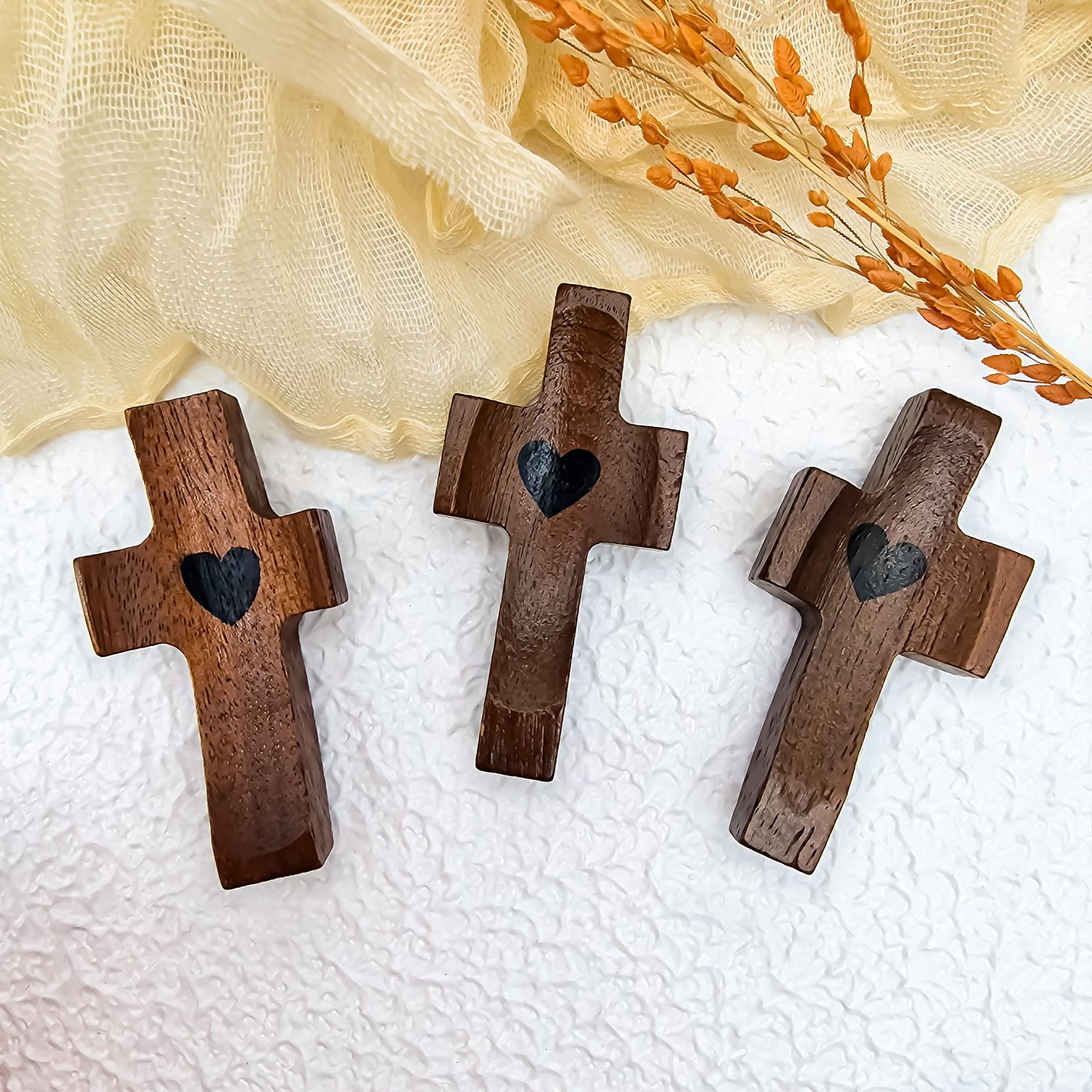 Cruz de Madera con Corazón | Un Símbolo de Fe para Llevar Contigo | Amor y Protección en tu Mano