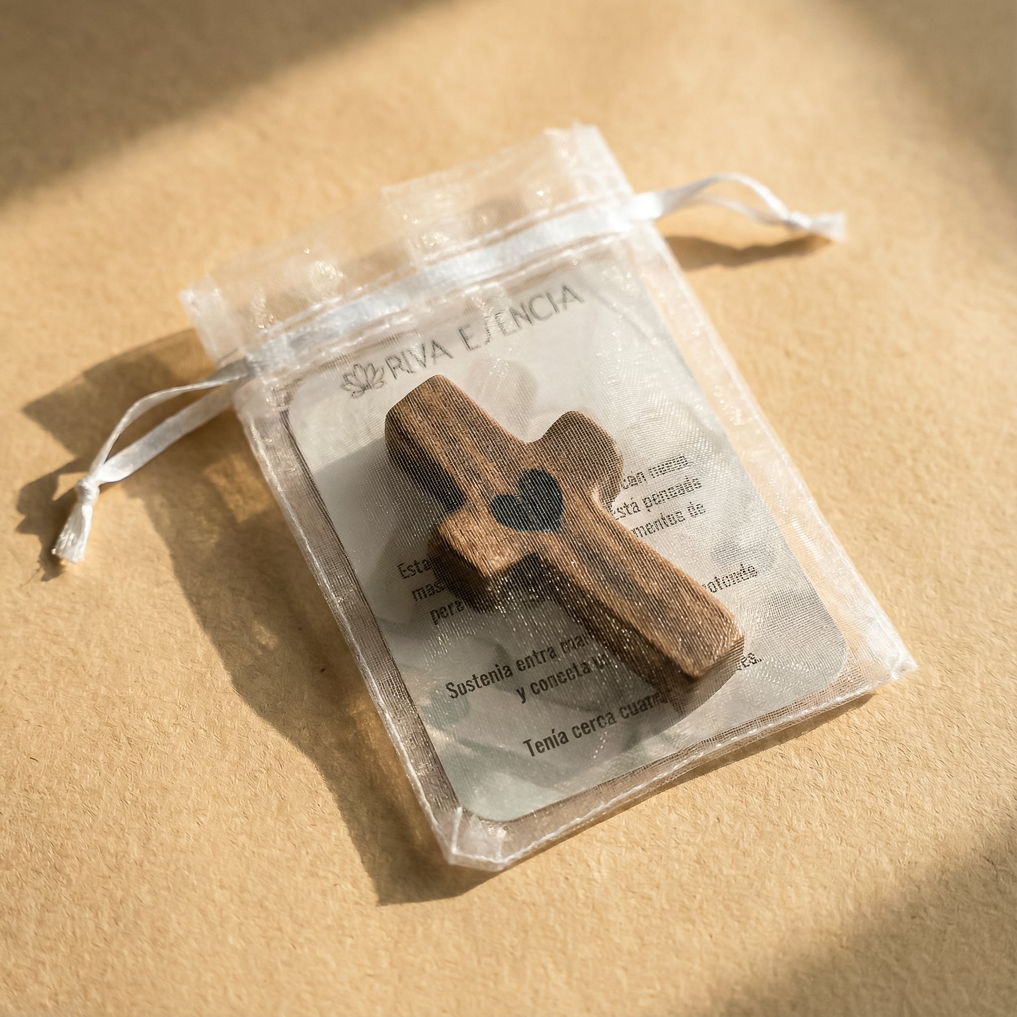 Cruz de Madera con Corazón | Un Símbolo de Fe para Llevar Contigo | Amor y Protección en tu Mano