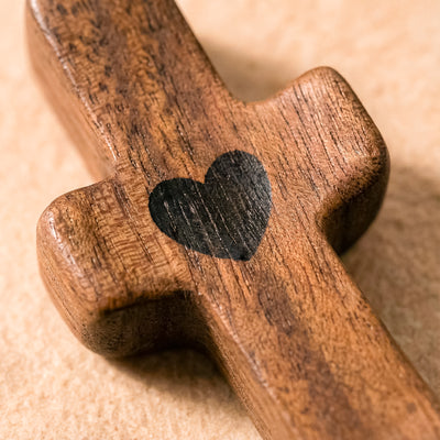 Cruz de Madera con Corazón | Un Símbolo de Fe para Llevar Contigo | Amor y Protección en tu Mano