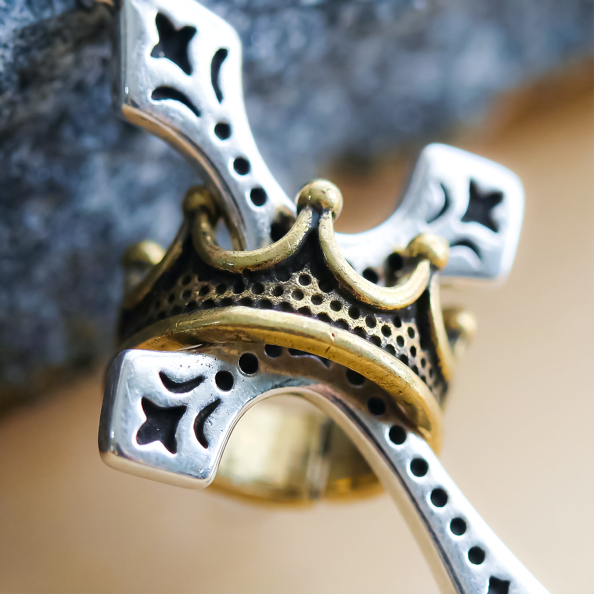 Colgante Cruz con corona imperial | Elegancia Espiritual, Un Emblema de Fe (2x1)