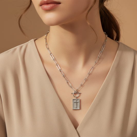 Colgante Cruz Dorada, Baño de Oro 18K, Cadena Paperclip | Diseño Minimalismo y Moderno