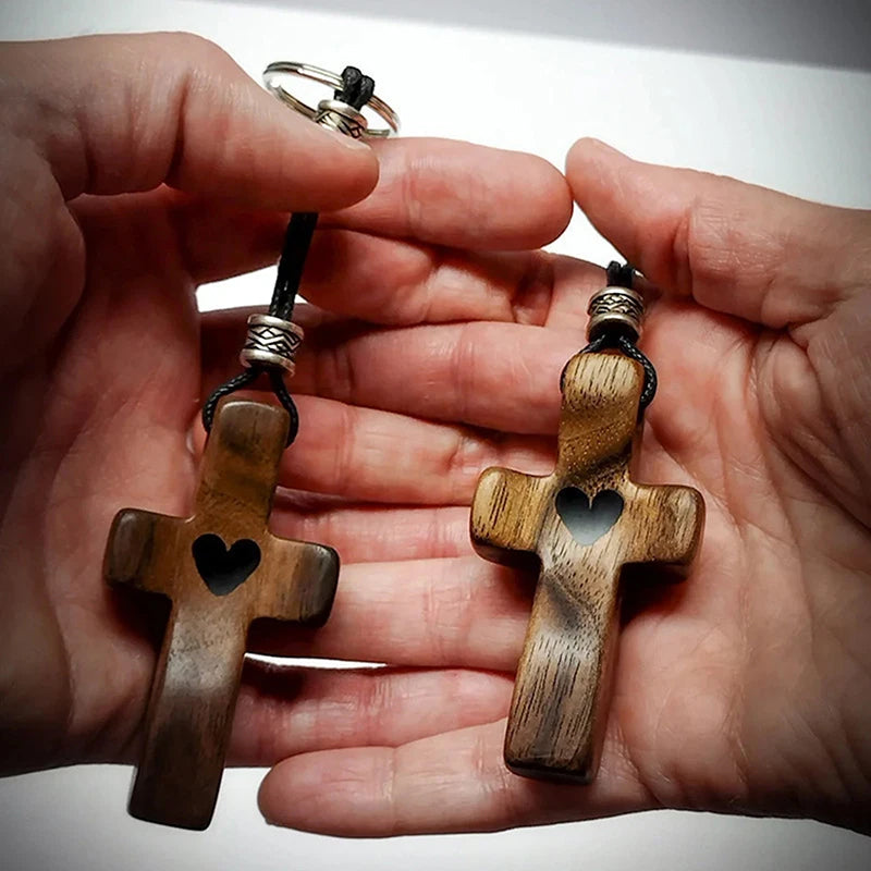 Sets llaveros Cruz de Madera de Nogal con Corazón | Unión con Alma, Detalle con Significado