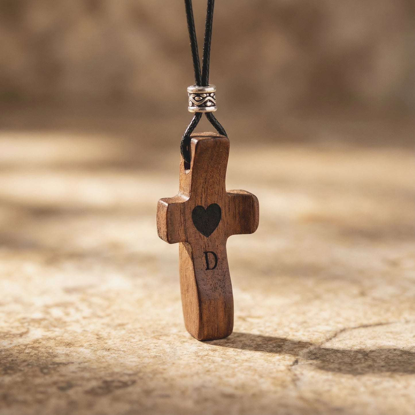 Colgante de Cruz de Madera Grabada a Láser con Nombre y Inicial | Un Símbolo Único y Personal