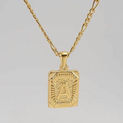 Colgante Rectangular con Inicial Personalizado | Acero Inoxidable con Baño de Oro 18K