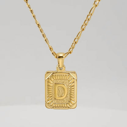 Colgante Rectangular con Inicial Personalizado | Acero Inoxidable con Baño de Oro 18K