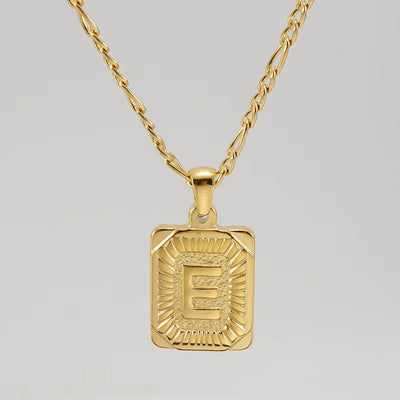 Colgante Rectangular con Inicial Personalizado | Acero Inoxidable con Baño de Oro 18K
