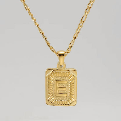 Colgante Rectangular con Inicial Personalizado | Acero Inoxidable con Baño de Oro 18K