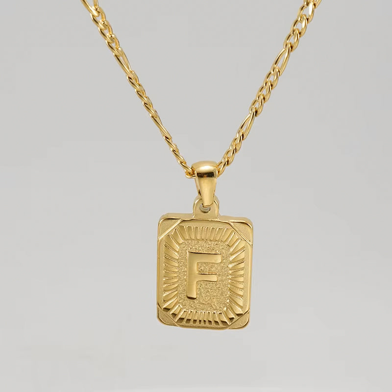 Colgante Rectangular con Inicial Personalizado | Acero Inoxidable con Baño de Oro 18K