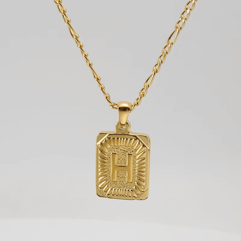 Colgante Rectangular con Inicial Personalizado | Acero Inoxidable con Baño de Oro 18K
