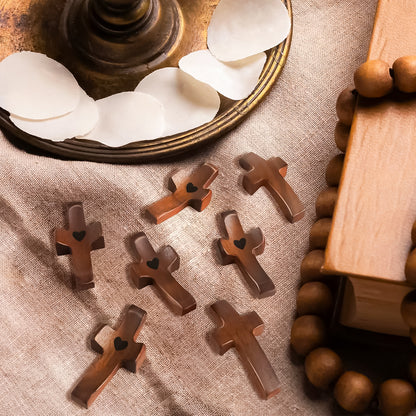 Cruz de Madera con Corazón | Un Símbolo de Fe para Llevar Contigo | Amor y Protección en tu Mano