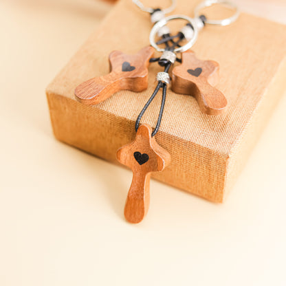 Llavero Cruz de Madera de Nogal Estrecha con Corazón | Modelo Nuevo Hecho a Mano