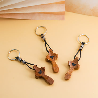 Llavero Cruz de Madera de Nogal Estrecha con Corazón | Modelo Nuevo Hecho a Mano