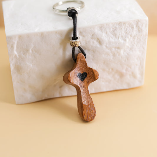 Llavero Cruz de Madera de Nogal Estrecha con Corazón | Modelo Nuevo Hecho a Mano