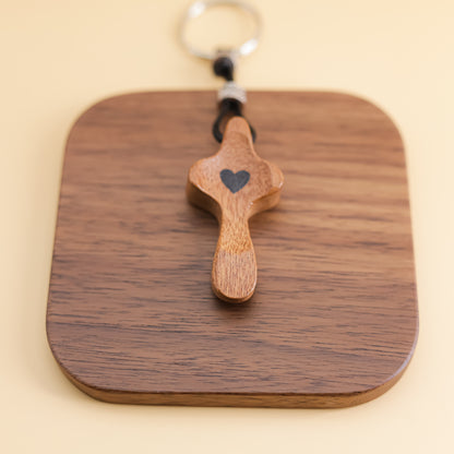 Llavero Cruz de Madera de Nogal Estrecha con Corazón | Modelo Nuevo Hecho a Mano