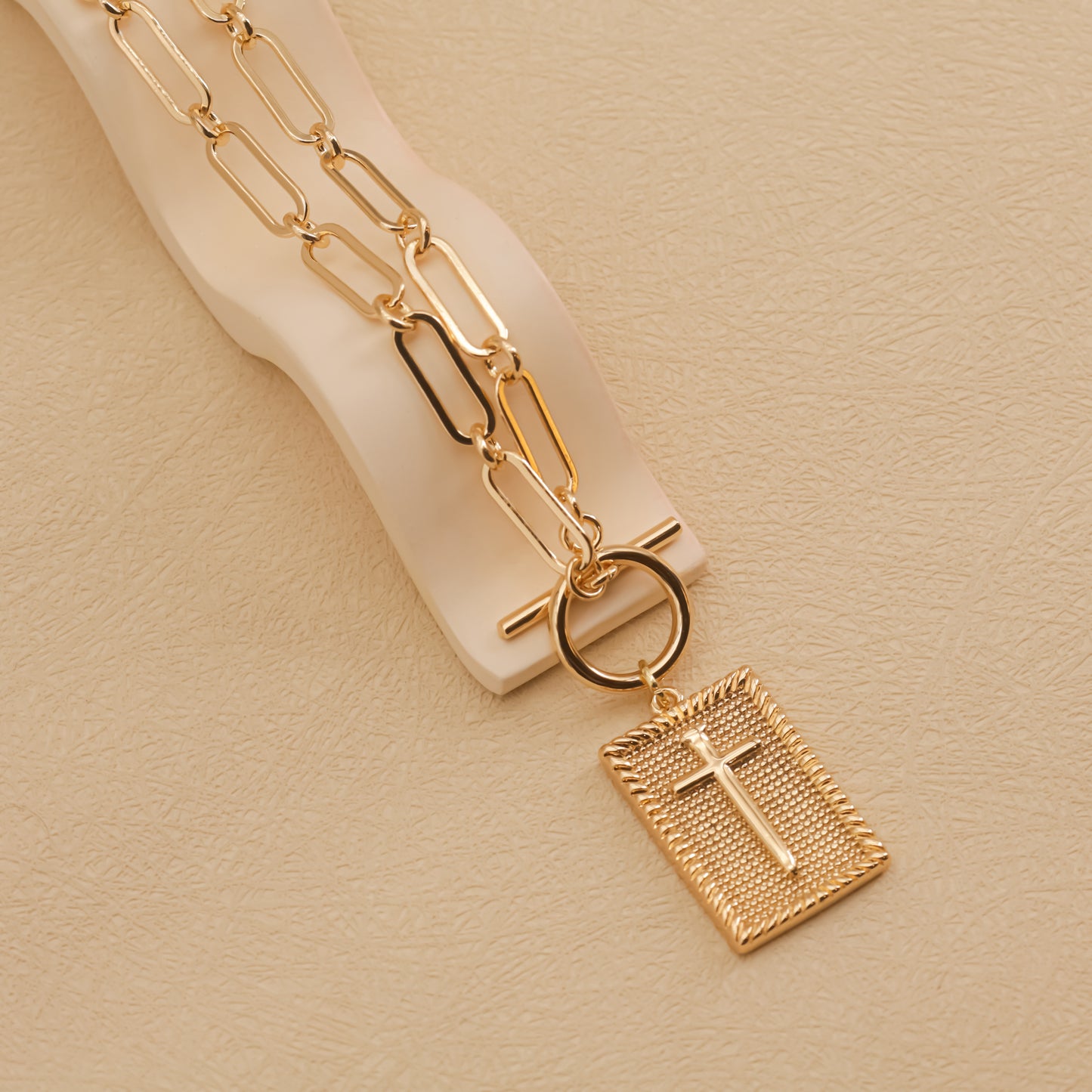 Colgante Cruz Dorada, Baño de Oro 18K, Cadena Paperclip | Diseño Minimalismo y Moderno