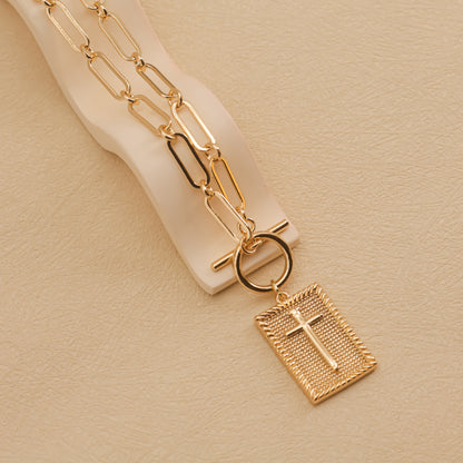 Colgante Cruz Dorada, Baño de Oro 18K, Cadena Paperclip | Diseño Minimalismo y Moderno