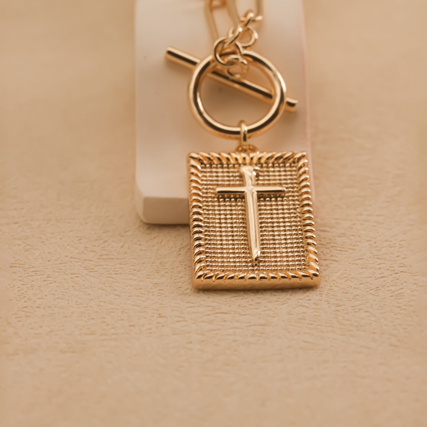 Colgante Cruz Dorada, Baño de Oro 18K, Cadena Paperclip | Diseño Minimalismo y Moderno