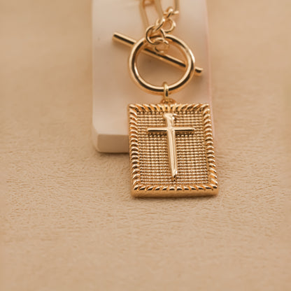 Colgante Cruz Dorada, Baño de Oro 18K, Cadena Paperclip | Diseño Minimalismo y Moderno