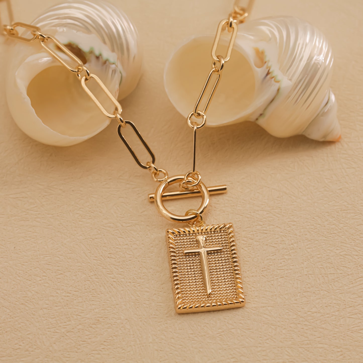 Colgante Cruz Dorada, Baño de Oro 18K, Cadena Paperclip | Diseño Minimalismo y Moderno