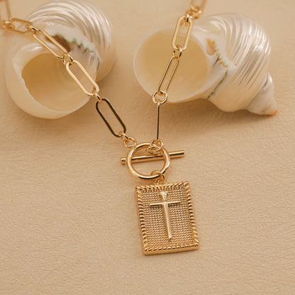 Colgante Cruz Dorada, Baño de Oro 18K, Cadena Paperclip | Diseño Minimalismo y Moderno