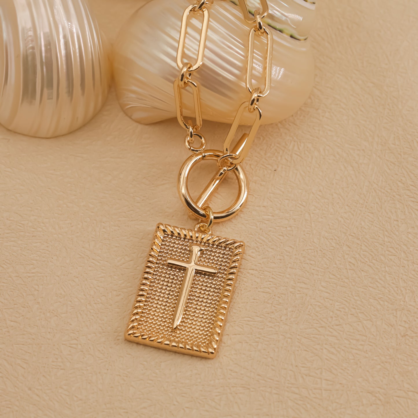 Colgante Cruz Dorada, Baño de Oro 18K, Cadena Paperclip | Diseño Minimalismo y Moderno