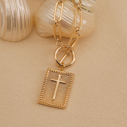 Colgante Cruz Dorada, Baño de Oro 18K, Cadena Paperclip | Diseño Minimalismo y Moderno