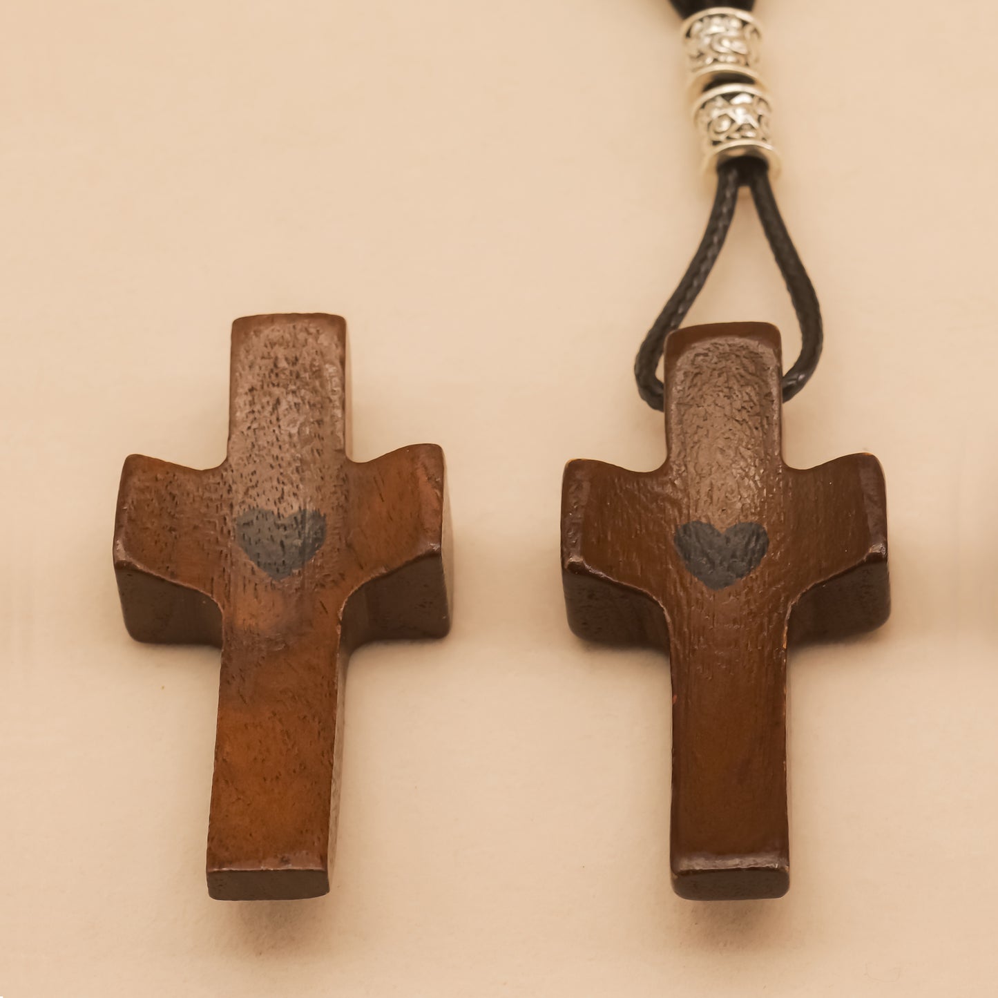 Set 1 Cruz de Madera + 1 Llavero cruz | Símbolo de Fe  | Amor y Protección en tu Mano