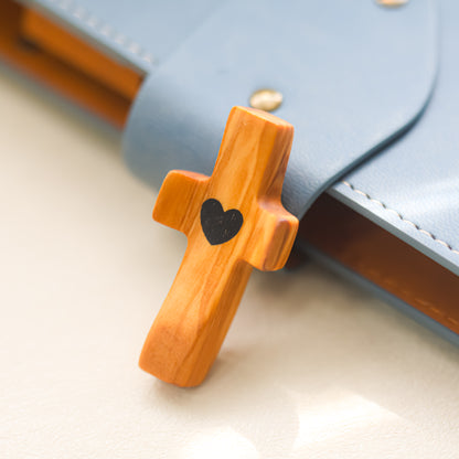 Cruz de Madera con Corazón | Un Detalle de Amor y Belleza
