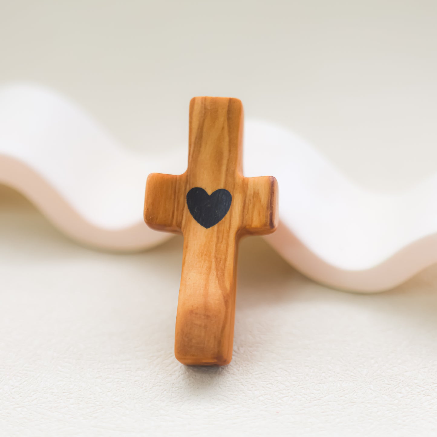 Cruz de Madera con Corazón | Un Detalle de Amor y Belleza