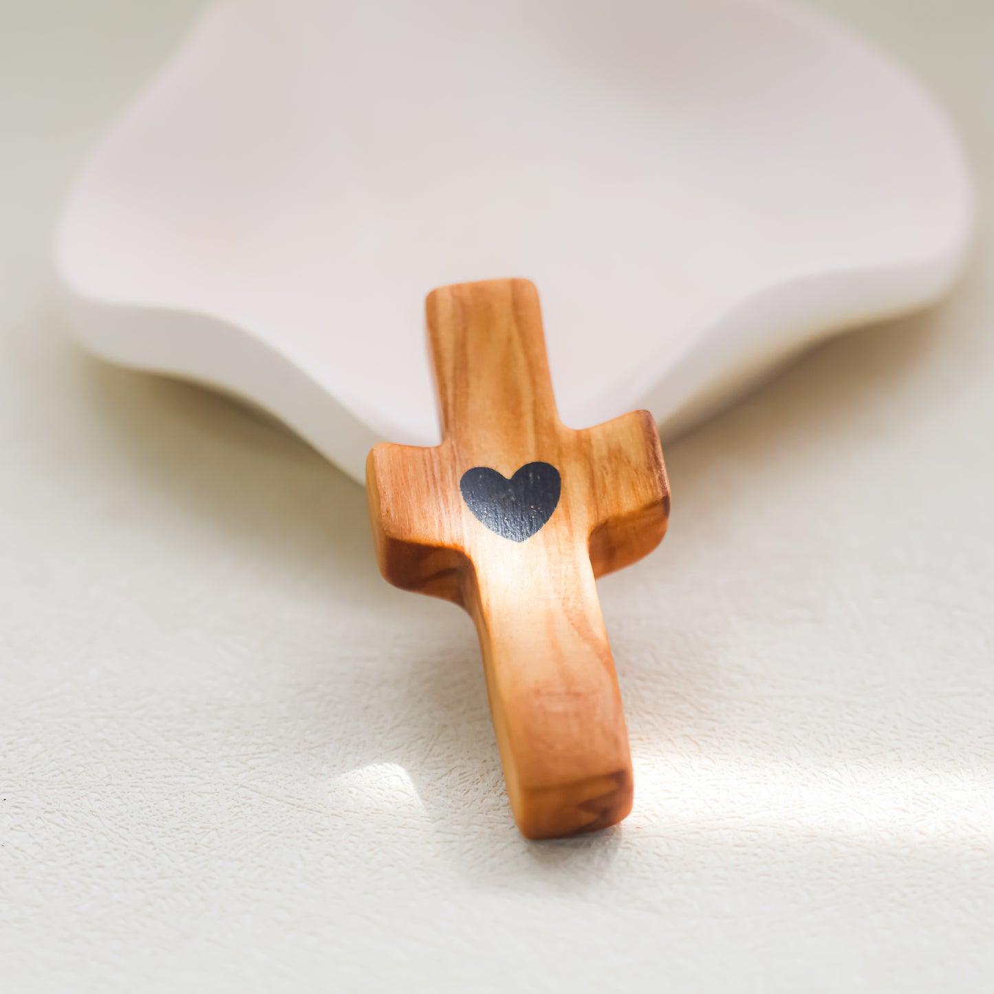 Cruz de Madera con Corazón | Un Detalle de Amor y Belleza