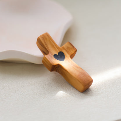 Cruz de Madera con Corazón | Un Detalle de Amor y Belleza