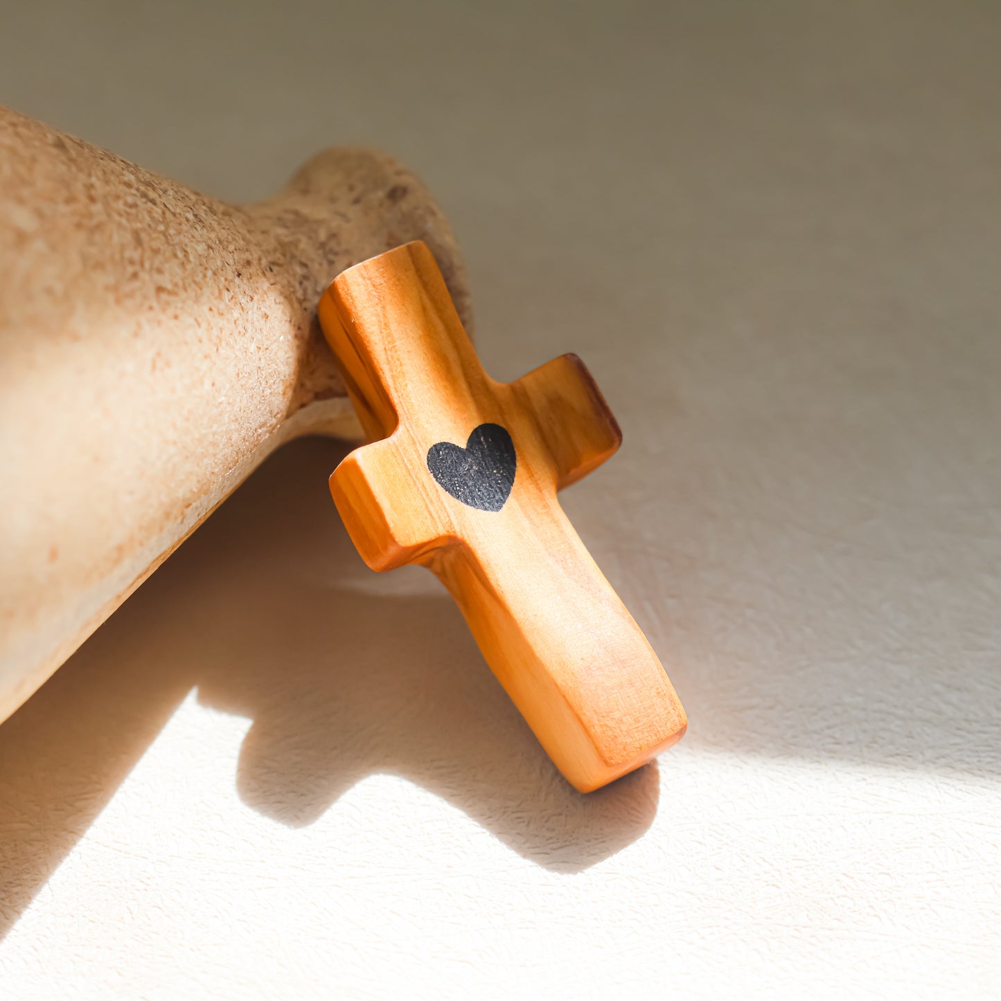 Cruz de Madera con Corazón | Un Detalle de Amor y Belleza