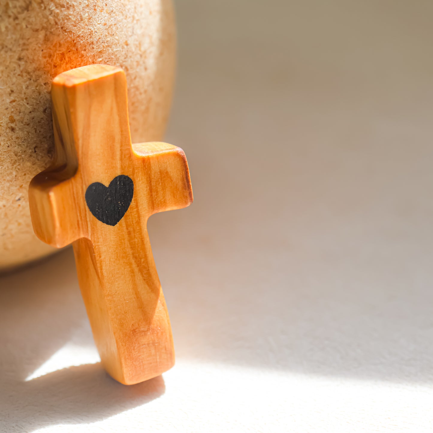 Cruz de Madera con Corazón | Un Detalle de Amor y Belleza