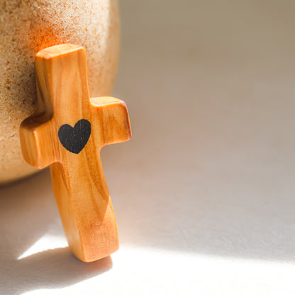 Cruz de Madera con Corazón | Un Detalle de Amor y Belleza