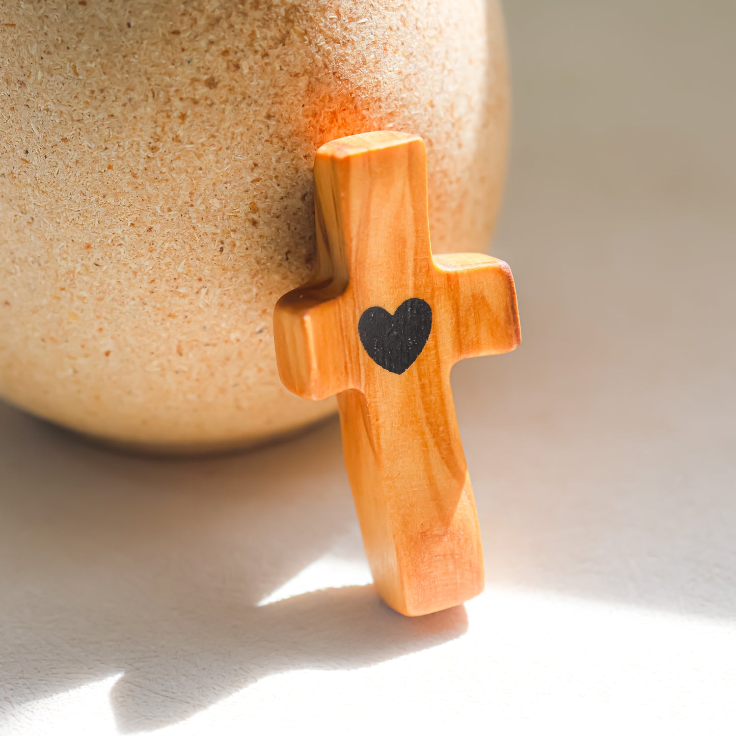 Cruz de Madera con Corazón | Un Detalle de Amor y Belleza