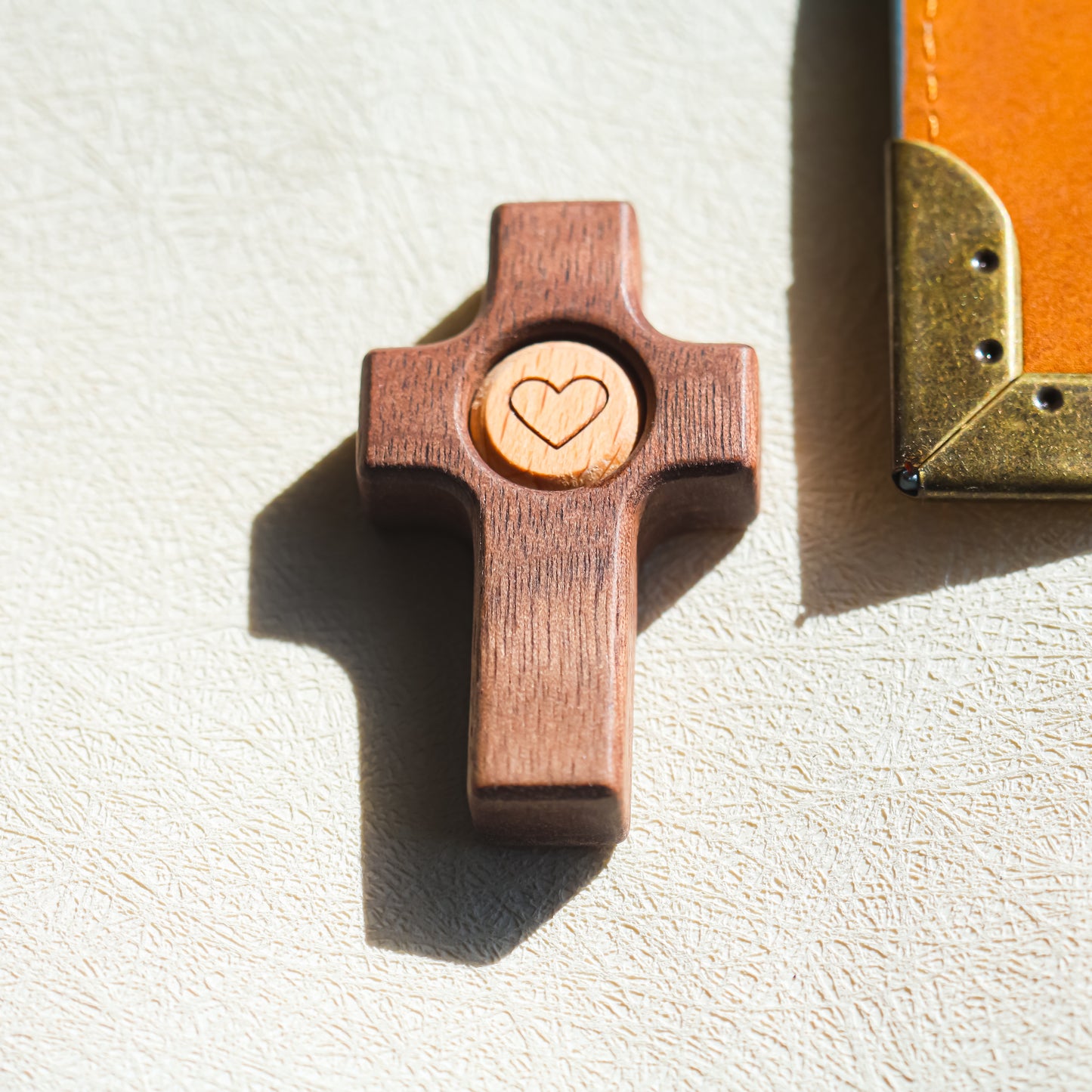 Cruz de Madera con Corazón | Un Símbolo de Fe y Amor hecho en madera de olivo y nogal.