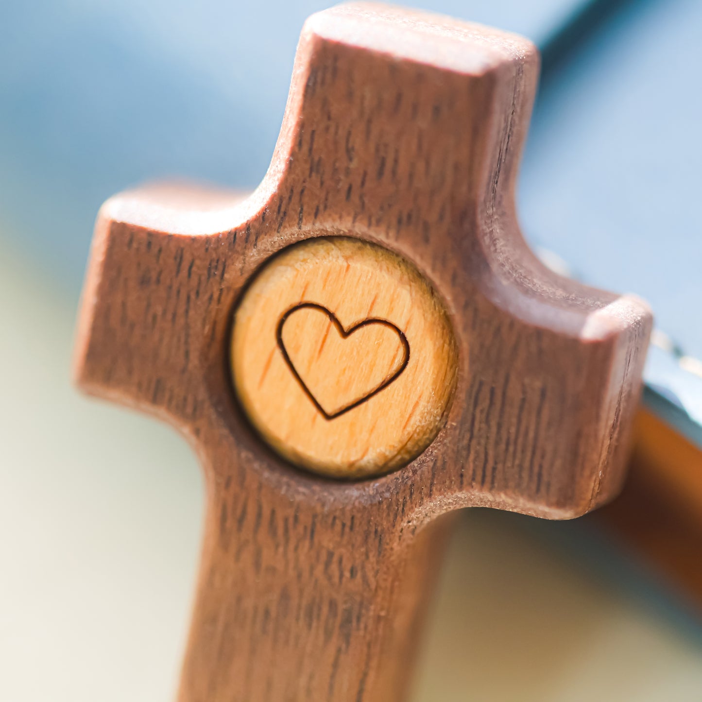 Cruz de Madera con Corazón | Un Símbolo de Fe y Amor hecho en madera de olivo y nogal.