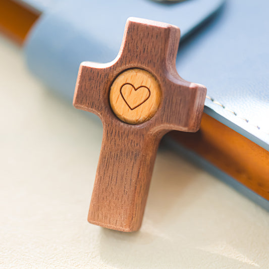 Cruz de Madera con Corazón | Un Símbolo de Fe y Amor hecho en madera de olivo y nogal.
