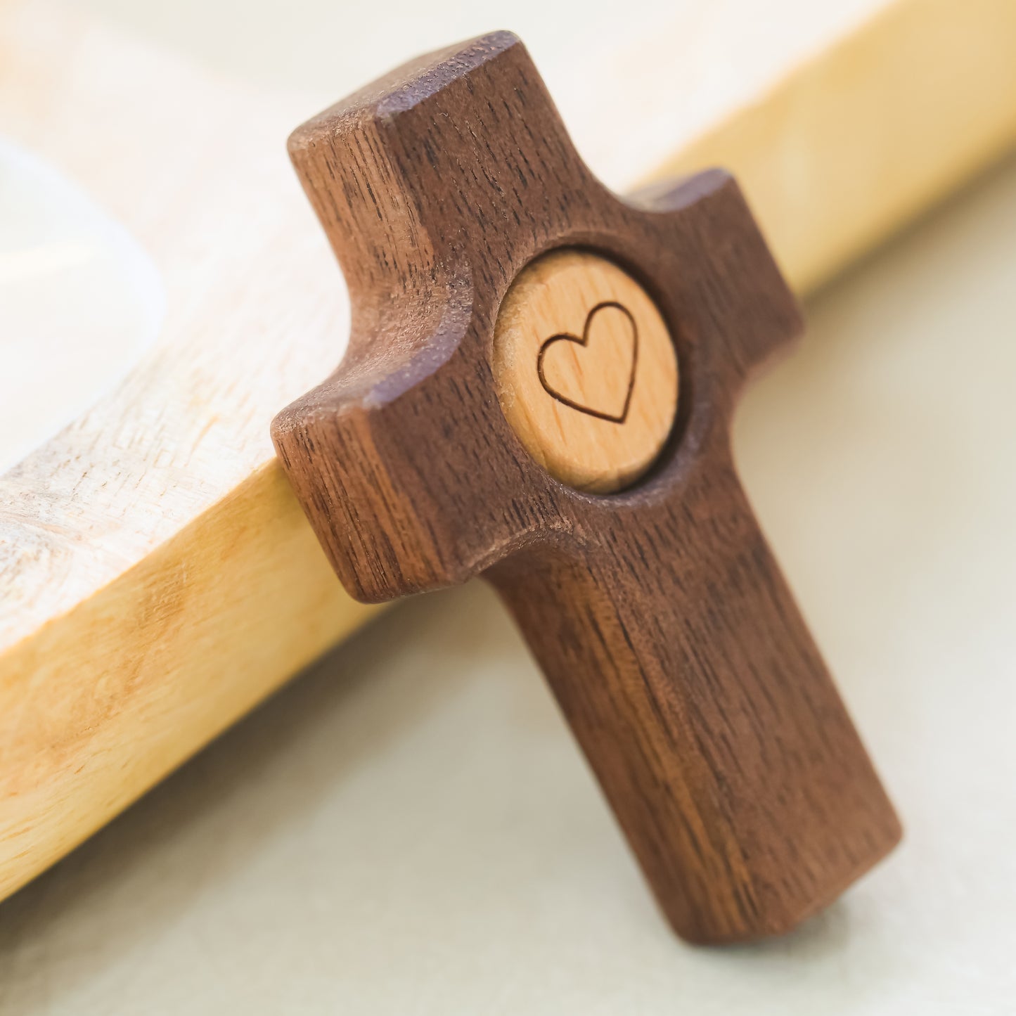 Cruz de Madera con Corazón | Un Símbolo de Fe y Amor hecho en madera de olivo y nogal.