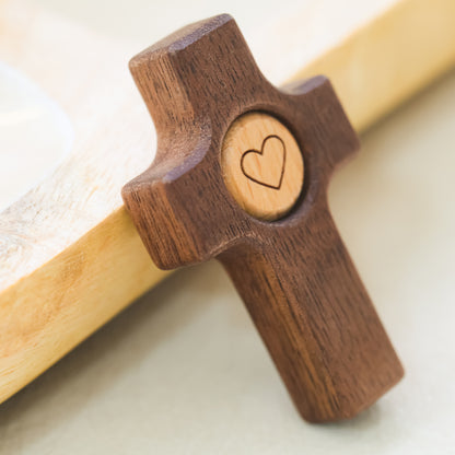 Cruz de Madera con Corazón | Un Símbolo de Fe y Amor hecho en madera de olivo y nogal.