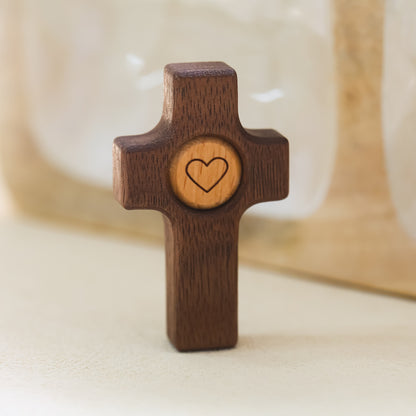 Cruz de Madera con Corazón | Un Símbolo de Fe y Amor hecho en madera de olivo y nogal.